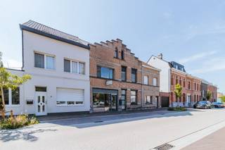 <p>In het hart van Rumst, op een opvallende en vlot bereikbare locatie onder de kerktoren, biedt zich een unieke kans aan: de <strong>overname van een gevestigde bakkerij mét het bijhorende eigendom</strong>. Deze authentieke handelszaak geniet al jaren een sterke lokale verankering en combineert een instapklare professionele activiteit met comfortabel wonen op dezelfde locatie.</p><p><br /></p><p>Je komt binnen in de winkelruimte, die vandaag praktisch is ingericht maar tegelijk makkelijk aangepast kan worden aan eigen wensen. De typische geur van vers gebakken brood maakt meteen duidelijk dat dit een plek is met geschiedenis en ambacht. Achteraan ligt de bakkerij zelf, uitgerust met kwalitatieve ovens, kneedmachines en rijskasten — alles wat nodig is om meteen aan de slag te gaan.</p><p>Achter het gebouw is er nog een garage en een aangenaam tuintje, handig voor leveringen of gewoon als rustige buitenruimte. Met de Nete als achterbuur kom je hier bovendien helemaal tot rust.</p><p>Boven de zaak bevindt zich een duplex appartement dat mee is met zijn tijd, met onder andere drie slaapkamers en het comfort dat je vandaag verwacht.</p><p>Een mooie opportuniteit voor wie droomt van een eigen zaak met karakter, of voor een bestaande bakker die zich verder lokaal wil verankeren op een sterke locatie.</p><p><br /></p><p><strong>Troeven: </strong>Centrale ligging – Instapklare bakkerij – Wonen en werken te combineren – Authentiek karakter – Rustige achterzijde</p>