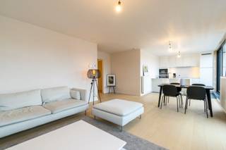 Penthouse van 120 m2 op de 3e verdieping van een kleine residentie met lage syndic kost in Kortrijk. Aankoop mogelijk aan BTW tarief van 6 %. Zeer energiezuinig: E peil 44. <br /><br />Energiezuinig appartement met 3 slaapkamers in centrum Kortrijk - zeer veel licht en ruimte - hoogstaand afgewerkt met parket , natuursteen en kwaliteitskeuken met werkblad in graniet - ruime badkamer met inloopdouche - fietsenberging. Mooi zuidgericht terras van 12m³ met verzichten.<br /><br />Mogelijkheid om een garage aan te kopen (23.000 euro excl kosten) - elektrisch laadpunt anwezig.<br /><br />Vlotte verbinding naar R8. De Leie, winkelcentrum K en de Grote Markt liggen op wandelafstand. <br /><br />Prijs appartement 299.000 euro excl kosten. Aankoop mogelijk aan BTW tarief van 6 %