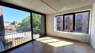 <p><span>Ruim appartement met 2 slaapkamers en hartje Borgerhout!</span></p><p><span>LIGGING: </span></p><p><span>Dit appartementsgebouw van 2008 met lift, is gelegen in de Canterbeke-site, een voormalige graandepot. </span></p><p><span>Je bent op wandel- en fietsafstand van het Centraal Station, Moorkensplein, Laar en het stadscentrum liggen een zucht verder.</span></p><p><span>Openbaar vervoer op enkele honderden meter, met de auto in een wip op singel en ring.</span></p><p><span>INDELING:</span></p><p><span>We komen dit appartement binnen in de inkomhal met apart toilet en cv berging, om vervolgens in een ruime leefruimte te komen met houten vloer. De grote raampartij geeft je enorm veel licht en zicht. Door deze schuiframen te openen, heb je een inpandig terras!</span></p><p><span>Een open en geïnstalleerde keuken met toestellen verruimt deze leefruimte nog extra. Aparte berging/wasplaats aanwezig. Aan de voorzijde van het appartement zijn er twee ruime slaapkamers waarvan een werd omgevormd tot half open bureau. Vervolgens is er nog een betegelde badkamer met lavabo, ligbad en bergkast.</span></p><p><span>Privatief keldertje en gezamenlijke fietsenberging.</span></p><p><span>KWALITEITEN:</span></p><p><span>> prima ligging</span></p><p><span>> ruim appartement met loft allure</span></p><p><span> </span></p>