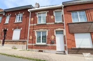 Composition :Sous-sol : Cave avec chaudière : 14 m², espace buanderie : 6 m²Rez-de-Chaussée : Hall d'entrée : 8,90 m², WC : 1m², salon : 15,17 m²,...