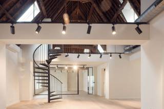 Huis Lumen is een imposante meesterwoning uit de 17e eeuw op een boogscheut van de statige Schuttershofstraat en de Bourlaschouwburg. <br /><br />Na een volledige renovatie biedt dit kantoor van +/- 244m² ruimte aan lichte vergaderruimtes, mogelijkheid tot een fotostudio, onthaal- of wachtruimte, een uitgeruste keuken met domotica, sanitair met douche en twee terrassen. Daarbij is er ook reeds verlichting en een lift aanwezig. <br /><br />Het resultaat is een verfrissend evenwicht tussen licht en intimiteit, vorm en functie, heden en verleden. <br /><br />EPC: label X