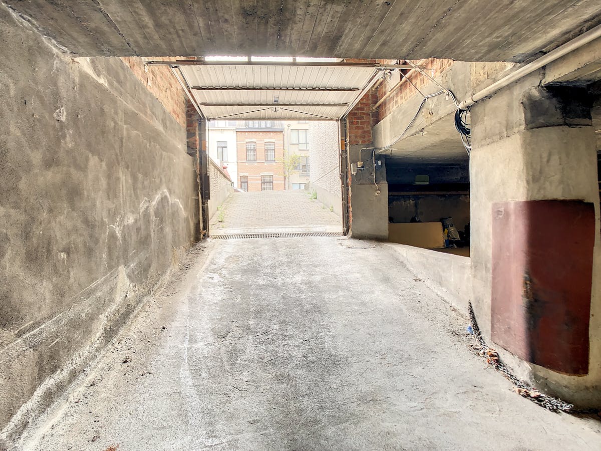 Goed gelegen autostaanplaats te koop in Merksem! - foto 5
