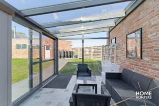 Op zoek naar een comfortabele en lichtrijke woning in een aangename, rustige omgeving? Deze instapklare halfopen bebouwing in het charmante Leffinge biedt alles wat u nodig heeft voor zorgeloos wonen.<br /><br />U betreedt de woning via de ruime veranda, waar u meteen geniet van een prachtig zicht op de zonovergoten tuin — een ideale plek om tot rust te komen in elk seizoen. Vanuit de veranda komt u in de volledig uitgeruste keuken die aansluit op de gezellige leefruimte.<br /><br />Op het gelijkvloers bevindt zich verder een praktische slaapkamer of bureau, een badkamer met inloopdouche en een aparte wasberging.<br /><br />De bovenverdieping omvat een nachthal en twee volwaardige slaapkamers, perfect voor een gezin of extra hobby- of logeerruimte.<br /><br />Een absolute troef is de dubbele garage, bereikbaar via een zijweg, wat zorgt voor extra comfort en privacy.<br /><br />Kortom, een verzorgde en functionele woning met veel lichtinval, gelegen in een rustige buurt met een vlotte bereikbaarheid.<br /><br />Interesse? Laat u verrassen door de charme en mogelijkheden van deze woning!