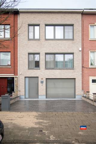 <p><span>WILRIJK | maison exceptionnelle ! !! équipée de tout le luxe possible</span></p><p><span>Cette maison a été conçue et construite comme une combinaison de maison de soins et de résidence, équipée d'un ascenseur, adapté aux utilisateurs de fauteuils roulants.</span></p><p><span>En outre, la maison est équipée d'un système de caméras, couplé à un système d'alarme, afin que tous les résidents puissent jouir de la paix et de la tranquillité, tout en disposant du contrôle nécessaire en cas d'urgence.</span></p><p><span> </span></p><p><span> </span></p><p><span>Atouts supplémentaires :</span></p><p><span>*Climatisation</span></p>