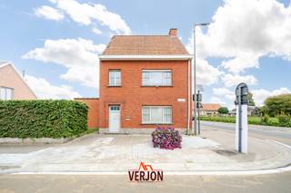 In het hart van Ardooie bevindt zich deze woning ideaal voor wie op zoek is naar comfortabel wonen op een centrale locatie.<br /><br />De woning beschikt over een lichtrijke leefruimte met open keuken van 59 m², perfect geschikt voor gezellige familiemomenten.<br />De keuken is praktisch ingericht en biedt een vlotte verbinding met de eet- en zithoek.<br /><br />Op het gelijkvloers bevinden zich verder een ruime inkomhal, een bureauruimte of extra kamer van 16,46 m², een badkamer van 8 m² voorzien van bad en lavabo en een apart gastentoilet.<br /><br /><br />Op de eerste verdieping zijn er twee ruime slaapkamers van 16,53 m² en 15,10 m², evenals een tweede badkamer van 7,60 m² .<br />De zolderverdieping is bereikbaar via een vaste trap biedt extra mogelijkheden dankzij een ingerichte zolderkamer, ideaal als hobbyruimte of bijkomende slaapkamer.<br /><br />Daarnaast beschikt de woning over een kelder, een garage met elektrische poort (26,52 m²) en een aangename tuin waar het heerlijk vertoeven is.<br /><br />Troeven:<br /><br />Centrale ligging in het centrum van Ardooie<br />Leefruimte met open keuken.<br />Twee badkamers<br />Garage met elektrische poort<br />elektriciteit conform<br /><br /><br />Deze woning combineert ruimte, comfort en een uitstekende ligging. <br /><br />Bewoonbare vloeroppervlakte volgens EPC: 247 m2<br />EPC: 734 kWh/m2 (UC: 0003240198)<br /><br />‘Dit pand kan onderhevig zijn aan de renovatieverplichting die door de Vlaamse overheid wordt opgelegd voor residentiële gebouwen. Consulteer voor meer informatie de website van het Vlaams Energie- en Klimaatagentschap via https://www.energiesparen.be/nr/renovatieverplichting.’
