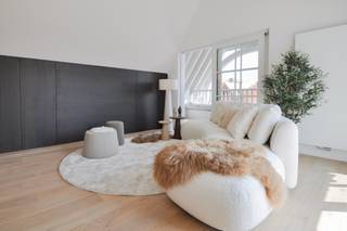 Volledig gerenoveerd appartement met ruime zonneterrassen gelegen in een kleine villaresidentie zeer nabij het strand. Indeling: inkomhall...