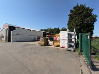 Ruim magazijn van 530 m² te huur in Kieldrecht, ideaal voor passieve opslag van materiaal en goederen.<br /><br />Het magazijn is gelegen op een afgesloten domein met afsluitbare poort, waardoor je goederen veilig kunnen worden gestockeerd. <br /><br />Dankzij de ligging nabij de Waaslandhaven en de Antwerpse haven is de locatie vlot bereikbaar.<br /><br />Beschikbaarheid: <br />Onmiddellijk <br /><br />Heeft u interesse in dit magazijn te huur in Kieldrecht? Vraag meer info of boek een bezoek via business.gent@dewaele.com of 09 245 35 35.