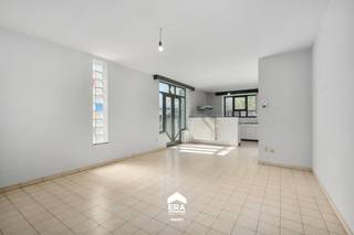 <p>Deze karaktervolle woning is gelegen in Peer, op een gunstige locatie met tal van wandelroutes en voorzieningen in de directe omgeving. Winkels, horeca en scholen bevinden zich op korte afstand, terwijl je dankzij de vlotte verbindingen snel in Bree, Meeuwen, Hechtel-Eksel en Neerpelt bent. Ook het openbaar vervoer is nabij, wat zorgt voor extra comfort in het dagelijkse leven.</p>

<p><br />De halfopen bebouwing uit 1934 bestaat uit twee afzonderlijke woningen (huisnummers 23 en 25) en biedt enorm veel potentieel. Met maar liefst 5 zeer ruime slaapkamers, grote leefruimtes en een lichtrijke indeling dankzij de vele ramen, vormt dit een ideale basis om uw eigen visie tot leven te brengen. De ruime volledig afgewerkte zolder van ca. 71,89 m² biedt bijkomende mogelijkheden, zoals extra slaapkamers of een polyvalente ruimte. Verder is er een kelder, een ruime wasplaats en een onderhoudsvriendelijke, omheinde tuin op een perceel van 844 m². De woning beschikt over een degelijke structuur en verwarming op gas, en het biedt de perfecte basis om naar eigen smaak te renoveren</p>

<p><br /><strong>Enkele troeven:</strong></p>

<ul><li>Twee aparte woningen: Ideaal voor investering of projectontwikkeling</li><li>Ruime zolder: Perfect om extra kamers of een hobbyruimte te creëren</li><li>Groot perceel: 844 m² met onderhoudsvriendelijke tuin</li><li>Tal van mogelijkheden: Renovatie naar eigen smaak en noden</li></ul>

<p><br /><strong>Ontdek de mogelijkheden van deze eigendom en plan vandaag nog een bezoek via impact@era.be of op 089 46 48 63. Khaz helpt je graag verder.</strong></p>