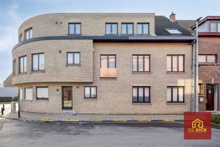 Dit appartement is gelegen in een kleinschalige residentie in het hart van de stad. Het omvat een inkomhal, een lichtrijke woonkamer, een...