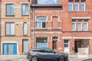 Deze woning<strong> </strong>is gelegen binnen de ring van Gent<strong> in de Brugse Poort</strong> en op fietsafstand van het historisch stadscentrum. Dankzij verschillende invalswegen en het openbaar vervoer staat u zo op uw bestemming. U heeft verschillende winkels, scholen en het <strong>natuurreservaat Bourgoyen-Ossemeersen</strong> in de buurt.<br /><br />U komt de woning binnen via een ruime inkomhal die toegang biedt naar de leefruimte, met <strong>open keuken</strong>, en de eerste slaapkamer. Grenzend aan de keuken vindt u de badkamer, apart toilet en toegang tot de<strong> gezellige stadstuin</strong>.<br /><br />Op het 1e verdiep bevinden zich de tweede en derde slaapkamer. Verder naar het 2e verdiep vindt u de vierde en grootste slaapkamer.<br /><br />De woning is verhuurd tot 01/09/2026<br /><br />Wenst u deze woning te bezoeken? Neem gerust contact op met ons voor een afspraak 09 278 88 88.
