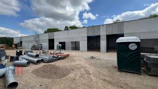 Nieuwbouw KMO-unit met een oppervlakte van 240 m² te koop met een fantastische ligging langs de commerciële Brusselbaan te Hekelgem (Affligem).De...