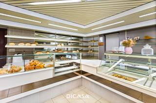 In de Hogestraat te Hooglede bevindt zich dit ruime handelspand met woonst, loods en vier garages, gelegen op een perceel van 1.043m². Dit pand...