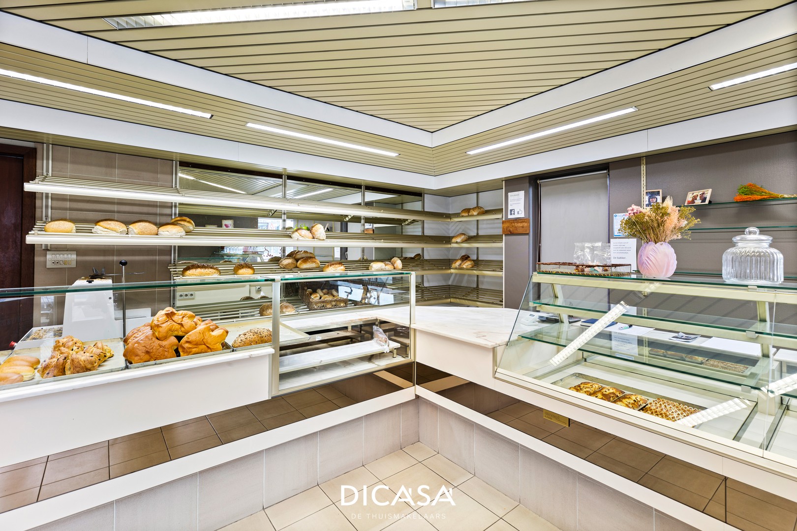 Handelspand met woonst, loods en 4 garages op een ruim perceel van 1.043m² - foto 2