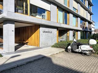 Instapklaar hoek-appartement op de 2de verdieping van het uiterst geslaagde 'Midden-Boechout' nieuwbouwproject. Winkels en openbaar vervoer bevinden zich nabij en het gebouw zelf grenst aan het park van het St. Gabrielcollege. Een supermarkt bevindt zich vooraan de site. <br /><br /><strong>Indeling:</strong> <br />Inkomhal op parket met toegang tot ruime woonkamer op parket, open keuken met eettoog, aanpalend terras met een volledig open schuifbare raampartij, 2 ruime slaapkamers op parket, badkamer met inloopdouche, apart toilet en wasplaats.<br /><br /><strong>Bijzonderheden:</strong>
<ul>
<li>Ondergronds is een kelder en autostaanplaats voorzien en <strong>INBEGREPEN</strong> in de prijs. </li>
<li>Gemeenschappelijke fietsenberging.</li>
<li>Luxe afwerking - Elektrische zonneweringen.</li>
<li>Lift - Ventilatie-systeem type D.</li>
<li>Provisie algemene kosten: € 100,-/maand.</li>
<li>EPC 84 kWh/m² - UC EP05954.</li>
<li>Beschikbaar: 1/11/2026.</li>
</ul>