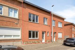 Degelijke rijwoning gelegen in een éénrichtingstraat op een rustige en toch zeer vlot bereikbare locatie. Deze woning, die volledig dient gerenoveerd te worden, biedt heel wat potentieel. Daar zij volledig te renoveren is is zij in te richten naar eigen smaak. Zij bestaat vandaag uit een inkomhal met toilet en trap naar de verdieping, ruimte leef- en keukenruimte uitgevend op de tuin. Op de eerste verdieping bevindt zich de badkamer en de drie slaapkamers. Vanuit de nachthal is de zolder te bereiken via een vaste trap. Deze zolder biedt nog de mogelijkheid tot het inrichten van eventueel 2 slaapkamers. TROEVEN: centraal en toch rustig gelegen, zeer vlot bereikbaar, volledig in te richten naar eigen smaak, potentieel.... Kan deze opportuniteit jou interesseren? Aarzel dan niet ons te contacteren voor de kijkdag zaterdag 22 augustus tussen 9u-12u via affligem@immoaccenta.be