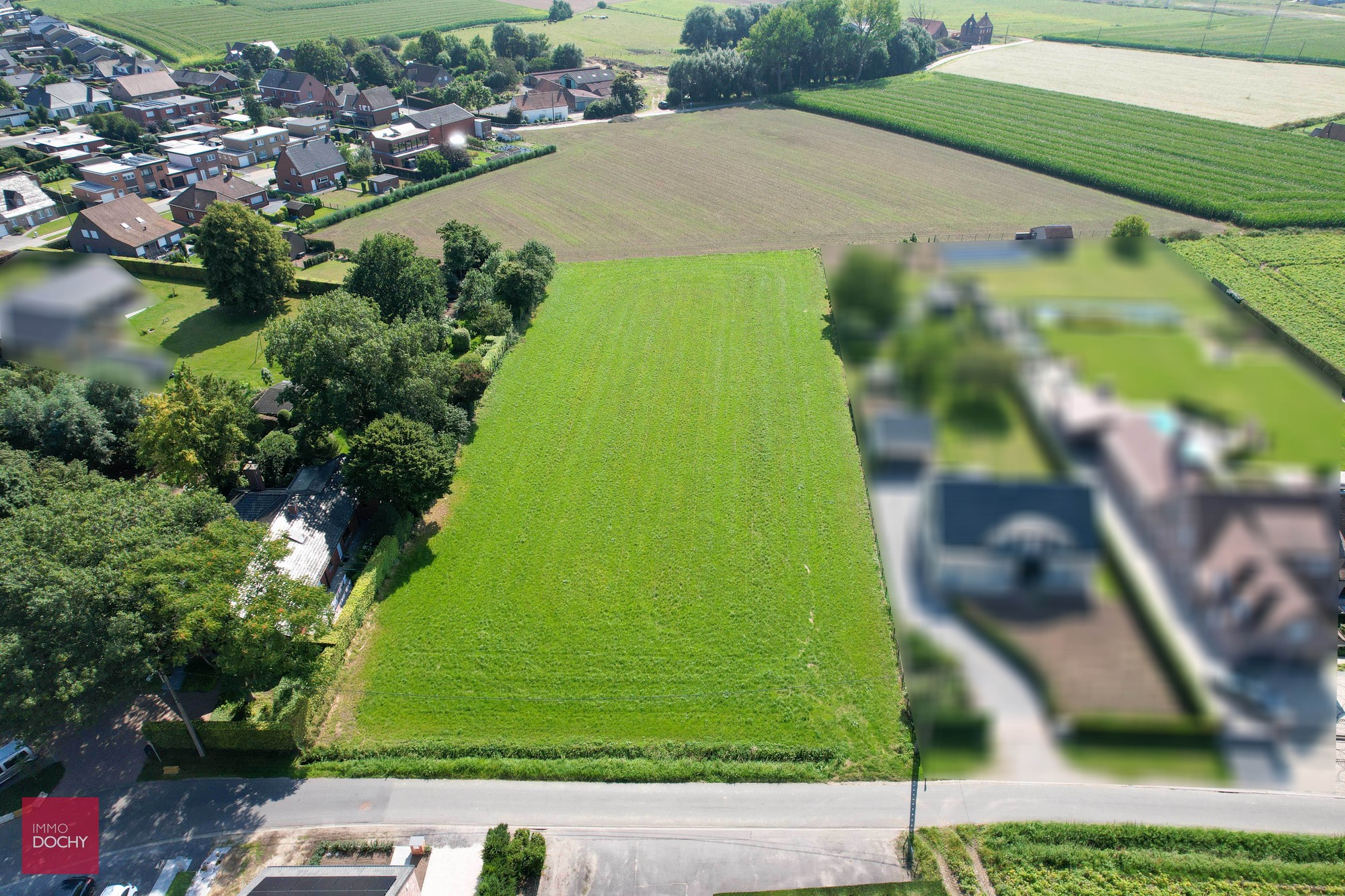 Ruim stuk van 4.294m², +/- 44m breed en +/- 100m diep. Landbouwzone achteraan. Splitsing mogelijk in 2 loten.