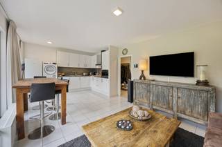 Vous recherchez un duplex à Laeken ? Découvrez cet appartement bien entretenu sur l'Avenue du Forum à Laeken (1020 Bruxelles), à la frontière de Strombeek et près de la Rue De Wand.Cet appartement allie un environnement verdoyant à une mobilité exceptionnelle. Vous bénéficiez d'une proximité immédiate avec toutes les facilités quotidiennes :- Supermarchés, commerces de proximité et écoles- Connexions directes par transports en commun (tram/bus) vers le Centre de Bruxelles- Accès rapide aux grands axes routiers : Ring, A12 et E40Le duplex est en excellent état et offre un agencement fonctionnel sur deux niveaux:Premier étage :- Hall d'entrée et toilette séparée- Séjour lumineux- Cuisine ouverte récemment installée donnant accès à une agréable terrasse.Deuxième étage :- Hall de nuit- Salle de bain moderne- Deux chambres confortables avec terrasseUne cave privative est également incluse.Atouts:- Localisation centrale, mais au calme- Cuisine et salle de bain récemment rénovées- Très bien entretenuCharges : La provision pour le chauffage, l'eau froide et l'eau chaude est comprise dans les charges communes.Option Parking : Un box de garage dans un immeuble voisin peut être acheté en option pour + 25 000 €.Ne manquez pas cette chance unique de vivre dans un emplacement aussi stratégique. Intéressé(e) par ce duplex bien entretenu sur l'Avenue du Forum ? Contactez-nous rapidement pour plus d'informations ou une visite !