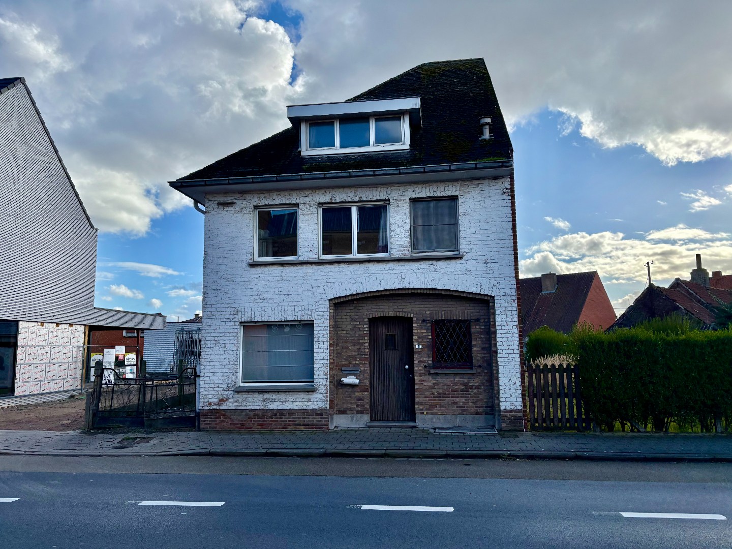 Te renoveren woning met 233m², garage, tuin en vele slaapkamers. - foto 4