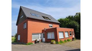 Een ruime te renoveren woning met een afgewerkte zolderverdieping bestaande uit een woonkamer, ingerichte keuken, 1 slaapkamer, badkamer,...