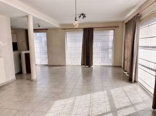 <p>Découvrez cet appartement de plain-pied prêt à emménager dans la résidence D'Oude Schelde, située à la périphérie d'Audenarde.<br />Grâce à son accès facile, son agencement pratique et son espace de vie agréable, c'est le pied-à-terre idéal pour ceux qui recherchent un cadre de vie calme à proximité du centre-ville.<br />Cet appartement offre un excellent confort et une grande facilité d'accès.</p><p>On entre dans l'appartement par le hall d'entrée. Vous disposez ensuite d'un salon spacieux avec une cuisine ouverte équipée de tout le confort nécessaire.<br />L'appartement comprend 2 chambres et 2 salles de bains, l'une avec douche et l'autre avec baignoire.<br />Il y a également des toilettes séparées et un dressing/bureau.<br />Depuis le dressing/bureau, vous accédez directement à la terrasse et au jardin.<br />L'appartement dispose également d'un garage spacieux en surface.</p><p>Vous vivez dans un cadre calme et verdoyant, tout en étant à seulement quelques minutes de la place du marché historique, des restaurants animés, des commerces et des transports en commun. <br />Grâce à la proximité de la N60, des villes comme Gand et Ronse sont facilement accessibles.</p><p>Cela vous intéresse ?<br />Demandez une visite via notre site web www.immodhondt.be </p>