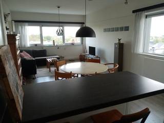 Smaakvol gerenoveerd, licht en ruimtelijk 2-slaapkamer hoekappartement op de 7de verdieping. <br />Rustig en groen gelegen binnen de grote ring in de residentiële wijk "Hollands veld" met alle voordelen van de stedelijke ligging.<br />Energiezuinig dankzij recent vernieuwde centrale CV installatie. (U hoeft dus zelf geen contract aan te gaan voor levering van gas).<br />Rondom voorzien van draai/kip vensters met vliegenramen en afsluitbare, passieve ventilatieroosters. <br />Terras en woonruimtes met panoramisch zicht over Hasselt met het silhouet van de Midden-Limburgse mijnterrils op de horizon.<br />Makkelijk, vlakbij en veilig bewonersparkeren met de auto aan het gebouw en vlakbij op het aanliggend Martinusplein.<br />Gesloten fiets-stalling van de stad Hasselt vlakbij gelegen aan het Martinusplein<br /><br />Vaste inrichting :<br />- Strakke open, volledig uitgeruste inbouwkeuken met lunchbar (zit tot 4 personen).<br />- Badkamer in New-York stijl (zwart-wit) met ruime inloop-regendouche.<br /><br />Beschikbaar vanaf 1/7/2026.<br />