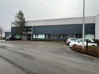 Magazijnruimte van 1080m² met kantoor van 308m², Unit 5A, te Kontich.Ruime parking rondom het gebouw.Goed gelegen Unit op ca. 2km van de op- en afrit...