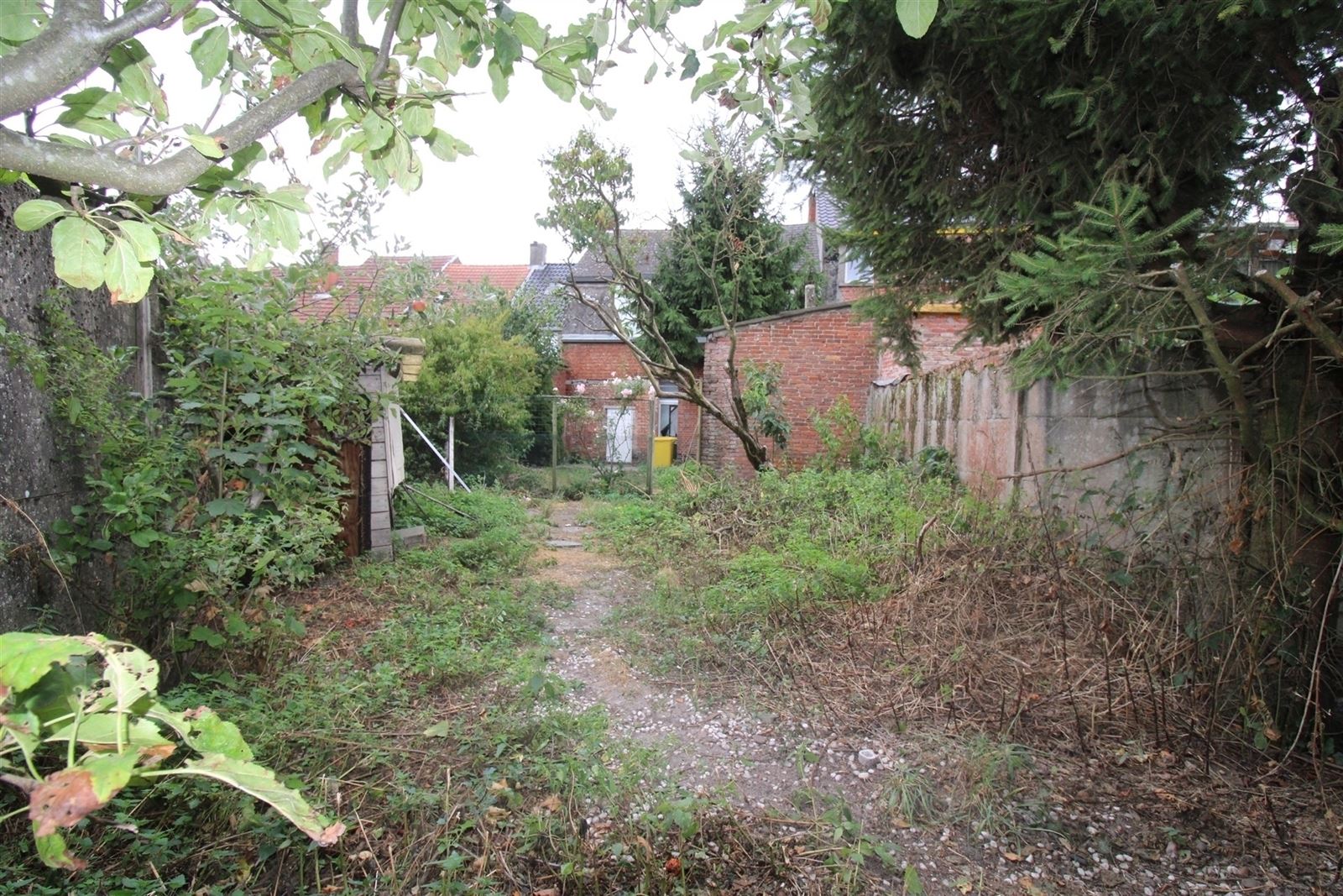 Volledig te renoveren woning met garage en parking - foto 4