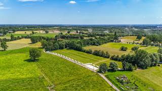 <p>Rust, ruimte en een uitzicht dat nooit verveelt. Dat is precies wat deze karaktervolle halfopen bebouwing in Rumst zo bijzonder maakt.</p>
<p>Gelegen op een prachtig perceel van 794 m² geniet deze statige woning van een uitzonderlijke ligging met blijvend vrij uitzicht over de omliggende weilanden, zowel aan de voor- als achterzijde. Hier begint de dag met een prachtige zonsopgang boven de velden en eindigt hij met de warme avondzon die langzaam achter het groene landschap verdwijnt. Een omgeving waar stilte, natuur en privacy nog vanzelfsprekend zijn.</p>
<p>Achter de authentieke gevel schuilt een verrassend ruime gezinswoning met vier slaapkamers, royale leefruimtes, een vaste trap naar de tweede verdieping, een kelder en een volledig vergund bijgebouw van maar liefst 79,05 m². Hoewel de woning een grondige renovatie vraagt, vormt ze de ideale basis om een hedendaagse droomwoning te creëren op een locatie waar dergelijke opportuniteiten nog zelden beschikbaar zijn.</p>
<p>Hier investeert u niet alleen in een woning, maar vooral in een unieke ligging die haar waarde door de jaren heen zal blijven behouden.</p>