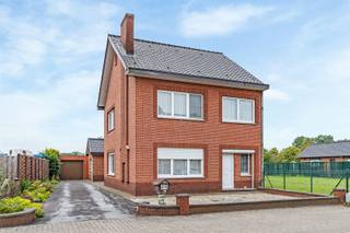 <p><span>Deze woning is rustig gelegen met een weids uitzicht op de achterliggende weilanden. Hier geniet u dagelijks van rust, ruimte en privacy, terwijl u tegelijk profiteert van een vlotte bereikbaarheid en goede verbindingsmogelijkheden!</span></p><p><span> </span></p><p><span>De woning beschikt op het gelijkvloers over een inkomhal met berging, een lichtrijke leefruimte, een keuken (voorzien van kasten en toestellen), een veranda, een badkamer uitgerust met ligbad en lavabo. Daarnaast is er een afzonderlijk toilet &amp; wasplaats aanwezig. Op de verdieping bevinden zich een nachthal, drie volwaardige slaapkamers en extra bergruimte.</span></p><p><span> </span></p><p><span>Extra info: Dubbele beglazing met PVC-buitenschrijnwerk, deels aanwezige rolluiken en CV op stookolie. De royale, ZW-georiënteerde tuin vormt een heerlijke plek om in alle rust van de zon en het groene uitzicht te genieten. Verder beschikt de woning over een vrijstaande garage en een ruime zolderverdieping bereikbaar via een valtrap.</span></p><p><span> </span></p><p><span>Bent u op zoek naar een woning met veel potentieel, een uitstekende ligging en tal van mogelijkheden om volledig naar eigen smaak in te richten? Dan is dit ongetwijfeld een opportuniteit die u niet wilt missen!</span></p><p><span> </span></p><p><span>Plan snel uw bezoek in en ontdek zelf de mogelijkheden van deze mooie woning voor het te laat is! Kenneth (kenneth.pollet@vastgoedhuys.be) 0472/03 25 88 of Melissa (melissa.cardaci@vastgoedhuys.be) 0486/54 71 80.</span></p>