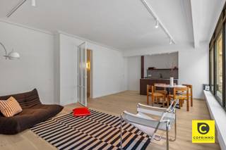<p><span>Gerenoveerd pareltje met 3 slaapkamers en 2 terrassen in de Merode wijk!</span><span><br /></span><span>Boordevol passie en kunde werd dit omvangrijk appartement (105m²) met gunstig EPC hoogwaardig en stijlvol gerenoveerd. Het ligt op de 2</span><span><sup>e</sup></span><span> verdieping van een kleinschalig gebouw met lift en geniet een fenomenale natuurlijke lichtinval. Deze droomlocatie bevindt zich op een boogscheut van het Harmonie-park en vlakbij PAKT, een initiatief van creatieve ondernemers en stadsboeren met de focus op groener wonen, zelfvoorziening, cultuur en gastronomie. Winkels, parken, scholen, horeca en sportfaciliteiten zijn steeds vlakbij, net als het bruisende Antwerpse stadsleven, maar ook de bereikbaarheid is optimaal met dank aan diverse invalswegen en het openbaar vervoer. Kortom, de uitgelezen plek waar hedendaags comfort hand in hand gaat met een perfecte balans tussen werk- en privéleven. Mis deze unieke kans zeker niet!</span></p><p><span><br /></span><span>Inkomhal, leefruimte, keuken &amp; wasruimte:</span></p><p><span>U betreedt het appartement via de inkomhal met veiligheidsdeur en videofoon. De moderne, stalen tussendeur alsook de lichte, vol houten parketvloer die naadloos werd doorgelegd in nagenoeg het ganse appartement springen meteen in het oog en worden geaccentueerd door de alomtegenwoordige design-verlichting. De riante leefruimte (ca. 31m²) geniet dankzij de vele, grote aluminium "steel-look" raampartijen een ronduit schitterende lichtinval wat zorgt voor een uitstekende woon- en leefkwaliteit. De charmante sierhaard en de fraaie moluren dragen bij tot de eigenheid, de sfeer en de gezelligheid. De oogstrelende open keuken met magnifiek keramisch werkblad ligt op een tegelvloer met travertin-look, heeft veel werk- en opbergruimte en voorziet in kwalitatieve toestellen. Aanpalend ligt de aparte wasruimte die voldoende plek biedt voor uw voorraad en kuisgerief.</span></p><p><span> </span></p><p><span>Slaapkamers, badkamer &amp; toilet:</span></p><p><span>Vanuit 2 van de 3 slaapkamers heeft u toegang tot het terras, allen liggen op parket en kijken uit op het groen aan de achterzijde. De kleinere kamer leent zich perfect als dressing, bureel, kinder- of logeerkamer. In de luxueuze badkamer komt u geheel tot rust in de weelderige inloop-/regendouche. Verder voorziet deze in een dubbel wasmeubel met waskommen en watervalkranen, een handdoek-radiator en mechanische ventilatie. Het toilet met handenwasser is apart.<br /><br /></span><span>Terrassen, kelder &amp; fietsberging:</span><span><br />Via de keuken heeft u toegang tot het gezellig inpandig terras aan de voorzijde met ingemaakte berging. Het extra brede zuiderterras ligt aan de achterzijde, aanpalende de slaapkamers. Met een streepje natuurpracht erbovenop is dit een fenomenale plek om geheel tot rust te komen na een drukke werkdag, al dan niet met een goed glas in de hand. Een unicum om te midden van de Stad dagelijks te kunnen dineren in open lucht, te relaxen in de lounge of te tuinieren op hoogte. Ook niet onbelangrijk is de privatieve, droge kelderberging (4m²) die inbegrepen is. Bovendien voorziet het gebouw in een fietsenberging waar uw fiets steeds droog en veilig staat.</span></p><p><span><br /></span><span>Extra troeven:</span></p><p><span>- Toplocatie (Mobiscore 9,5/10)</span></p><p><span>- EPC B</span></p><p><span>- 105 m² cfr EPC</span></p><p><span>- 1e bewoning na renovatie</span></p><p><span>- Hoge afwerkingsgraad</span></p><p><span>- Nieuwe HR ramen ("aluminium steel-look")</span></p><p><span>- Nieuwe radiatoren</span></p><p><span>- Elektriciteit conform</span></p><p><span>- 2 terrassen</span></p><p><span>- 3 slaapkamers</span></p><p><span>- Incl. designverlichting</span></p><p><span>- Asbestveilig<br />- Kelder en fietsberging</span></p><p><span> </span></p>