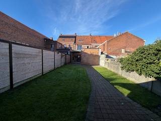 In een aangename, rustige zijstraat van Aalbeke (Kortrijk) vinden we deze verzorgde en verrassend ruime woning terug.<br />Dankzij de centrale ligging geniet je van een vlotte verbinding naar winkels, openbaar vervoer, scholen en belangrijke invalswegen, terwijl je toch heerlijk rustig woont.<br />Sfeervideo: https://youtube.com/shorts/rWPHXsdfbNc<br /><br />Indeling als volgt:<br />Bij het binnenkomen word je verwelkomd in de praktische inkomhal met berging, perfect geschikt om fietsen, jassen en schoenen netjes op te bergen.<br />Aansluitend betreed je de gezellige leefruimte, bestaande uit een sfeervolle zithoek, een eetplaats en een volledig geïnstalleerde keuken met ontbijthoek.<br /><br />Op het gelijkvloers bevinden zich eveneens de badkamer met douche, lavabo en toilet, én een eerste slaapkamer, wat deze woning uiterst geschikt maakt voor gelijkvloers wonen. Apart gastentoilet is ook aanwezig. Handige wasplaats met tal van extra opbergmogelijkheden maakt het gelijkvloers compleet.<br /><br />Op de eerste verdieping vinden we 2 volwaardige slaapkamers.<br />De ruime zolder biedt bovendien de mogelijkheid om extra kamers te creëren.<br /><br />De Oostgerichte tuin is een waar pluspunt. Netjes onderhouden, omgeven door groen en extra privacy dankzij de hoge bomen op het aanpalend perceel.<br />Achteraan bevindt zich een ruim tuinhuis, ideaal voor wie graag tuinmateriaal of hobbyspullen ordentelijk wil opbergen.<br /><br />Conforme elektriciteit &amp; volledig asbestvrij!<br />Kortom, zeker een bezoek waard!<br /><br />Onze ref. DEV4929