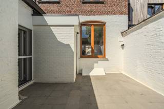 Maison magnifiquement rénovée à vendre dans la Doorgangstraat 15 à Ypres avec 3 chambres spacieuses. Cette maison, finie dans les moindres détails, bénéficie d'un EPC favorable, d'une inspection électrique vierge et de techniques complètement renouvelées. <br /><br />La propriété se compose de : <br />Étage -1 : Cave sèche équipée de toutes les techniques. <br /><br />Rez-de-chaussée : <br />Hall d'entrée - Salon lumineux avec cuisine ouverte avec double évier, four combiné, cuisinière électrique et hotte - Escalier avec accès aux toilettes séparées et au sous-sol - Buanderie spacieuse. <br /><br />Étage +1 : Chambre principale - Salle de bain avec double vasque, toilettes et douche à l'italienne. <br /><br />Étage + 2 : 2 chambres spacieuses <br /><br />Étage +3 : grenier isolé pratique.<br /><br />Extérieur : espace extérieur magnifiquement aménagé. <br /><br />GÉNÉRAL : <br />- Maison entièrement rénovée <br />- 3 chambres spacieuses <br />- Score EPC B favorable <br />- Inspection électrique à blanc <br />- Vitrage thermo-isolant <br />- Chauffage central au gaz naturel (chaudière à condensation) <br />- Volets électriques disponibles<br />- Toit entièrement rénové <br /><br />Ces visualisations basées sur l'IA sont destinées à inspirer. Les spécifications techniques, les réglementations d'urbanisme ou les possibilités concrètes de réalisation n'ont pas été prises en compte.<br /><br />Registre des mesures: non