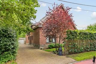 <p><strong>Prachtig gerenoveerde gezinswoning met zwembad op toplocatie in hartje Bonheiden.</strong></p>
<p><strong>BESCHRIJVING<br /></strong>Bent u op zoek naar een instapklare woning met vier slaapkamers, een overvloed aan natuurlijk licht en een prachtig aangelegde tuin met zwembad? Dan is deze volledig gerenoveerde woning in de Grote Doelstraat te Bonheiden zeker een bezoek waard.</p>
<p>Dankzij haar centrale ligging bevindt de woning zich op wandelafstand van het centrum van Bonheiden, met winkels, scholen en openbaar vervoer binnen handbereik. Bovendien geniet u van een uitstekende bereikbaarheid richting Mechelen, de R6 en de omliggende gemeenten.</p>
<p><strong>INDELING<br /></strong>Via de inkomhal met gastentoilet komt u terecht in de lichtrijke leefruimte, die samen met de open keuken een aangename woonbeleving creëert. De ruime keuken met prachtig kookeiland vormt het hart van de woning en biedt een mooi zicht op de tuin en het zwembad. Aansluitend bevinden zich de wasplaats en een aparte hal met toegang tot de kelder. <br />Verder beschikt de woning nog over een aparte bureauruimte, die eveneens kan dienen als extra bergruimte.</p>
<p>Op de verdiepingen bevinden zich <strong>vier slaapkamers,</strong> waarvan drie op de eerste verdieping en één op de tweede verdieping.<br />De badkamer is uitgerust met een ligbad, douche, dubbele lavabo en toilet.</p>
<p>Vanuit de keuken heeft u rechtstreeks toegang tot het terras en de <strong>prachtige tuin met zwembad</strong>, de ideale plek om in alle rust te genieten of gezellige momenten door te brengen met familie en vrienden.</p>
<strong>BIJZONDERHEDEN<br /></strong>
<ul>
<li>goed onderhouden en instapklaar</li>
<li>EPC: 164 kWh/m²/jaar – B-label</li>
<li>Volledig gerenoveerde woning</li>
<li>4 slaapkamers en aparte bureauruimte</li>
<li>Asbestveilig</li>
<li>Elektrische installatie conform AREI</li>
<li>Prachtig aangelegde tuin met zwembad</li>
<li>Centrale ligging op wandelafstand van het centrum van Bonheiden</li>
<li>Vlotte verbinding naar Mechelen en de R6</li>
</ul>
Wees er snel bij en contacteer ons kantoor te Keerbergen voor een bezoek ter plaatse tijdens één van de bezoekmomenten.