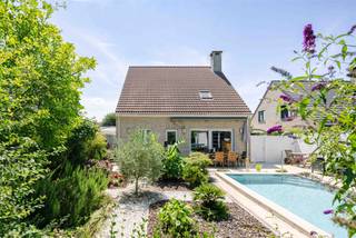 <p><span>Elversele - Spacious family home with a pool and lush garden in a quiet residential neighborhood </span></p><p><span>Looking for a spacious family home where comfort and outdoor living come together beautifully? This 183 m² home, built in 2003, features three bedrooms, a spacious living area, and a beautiful green garden with a swimming pool. Located in a quiet residential neighborhood on a cul-de-sac in Elversele, you’ll enjoy a pleasant living environment with easy access to nearby areas. </span></p><p><span>Key features:</span></p><ul><li><span>183 m² of living space </span></li><li><span>EPC rating B (126) </span></li><li><span>Quiet location on a cul-de-sac </span></li><li><span>Green garden with a heated pool </span></li><li><span>Solar panels and air conditioning with heat pump</span></li><li><span>In-house garage, carport, and spacious driveway </span></li><li><span>Up-to-code electrical system </span></li><li><span>Spacious attic and basement </span></li></ul><h3><span>Layout</span></h3><p><span>Through the bright entryway, you enter the spacious living area with an open kitchen and a cozy office nook. The large windows provide plenty of natural light and a pleasant connection to the garden. Adjacent to this is a practical laundry/storage room with access to the indoor garage. There is also a separate restroom on the ground floor.</span></p><p><span>The first floor features three bedrooms, a spacious bathroom with a walk-in shower, double sink, and toilet. A fixed staircase leads to the spacious attic, which offers additional possibilities as storage space or a hobby room.</span></p><p><span>The lush, attractively landscaped garden is a true oasis of tranquility. The swimming pool adds to the enjoyment during the summer months. Thanks to the spacious driveway, carport, and indoor garage, there are multiple parking options. The location in Elversele is an added bonus. You’ll live in a pleasant and quiet residential area, while the center of Temse, shops, schools, and major thoroughfares are easily accessible. </span></p><p><span>An ideal family home for those who want to combine space, comfort, greenery, and a peaceful location.</span></p><p><span>Asking price: 595 euros</span></p>