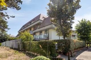 <u><em><strong>Exclusief dakappartement met royale zonneterrassen in Residentie Elzenhof</strong></em></u><br /><br />Op een uitzonderlijk rustige ligging, midden in het groen en aan de rand van de gegeerde Dumontwijk, bevindt zich dit unieke dakappartement in de stijlvolle Residentie Elzenhof. Op slechts 250 meter van het strand en op wandelafstand van het bruisende centrum geniet u hier van een zeldzame combinatie van privacy, comfort en een absolute toplocatie.<br /><br />Bij het betreden van het appartement wordt u verwelkomd in een verzorgde inkomhal met gastentoilet. De royale leefruimte baadt de hele dag in natuurlijk licht dankzij de grote raampartijen en vormt samen met de afzonderlijke keuken een aangename en uitnodigende leefomgeving.<br /><br />De zuidoost oriëntatie zorgt voor een optimale bezonning, waardoor u van 's morgens tot zonsondergang kunt genieten op de twee prachtige terrassen die naadloos aansluiten op de leefruimte. Een unieke buitenbeleving waar rust en privacy centraal staan.<br /><br />Het appartement beschikt over twee ruime, volwaardige slaapkamers, waarvan één rechtstreeks uitgeeft op het zonovergoten terras. De stijlvolle badkamer is smaakvol ingericht met een ruime inloopdouche, een elegant lavabomeubel en een tweede toilet.<br /><br />Een absolute meerwaarde vormt het uitzonderlijk ruime terras, voorzien van vier praktische bergingen. Eén ervan beschikt over een aansluiting voor een wasmachine, terwijl de overige bergingen royale extra opbergruimte bieden.<br /><br />In de ondergrondse verdieping bevindt zich bovendien een ruime privatieve kelderberging, ideaal gelegen vlak bij de lift. Daarnaast beschikt de residentie over een gemeenschappelijke fietsenberging.<br /><br />Dit exclusieve dakappartement vormt de perfecte keuze als stijlvolle vaste woonst of als luxueus tweede verblijf aan zee. Een unieke opportuniteit voor wie op zoek is naar ruimte, rust, comfort en een zorgeloze woonervaring op een van de meest gegeerde locaties van De Panne.<br /><br />Er bestaat de mogelijkheid tot aankoop van een ruime ondergrondse garage. Deze biedt niet alleen plaats aan een wagen, maar beschikt tevens over voldoende extra ruimte voor fietsen, strandmateriaal of bijkomende stockage. Vraagprijs: €67.500<br /><br />Met de installatie van een warmtepomp kan het appartement een gunstig EPC-label B behalen (158 kWh/m² jaar).