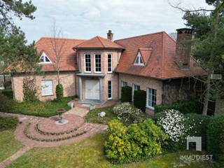 <p><span>Deze prachtige villa gelegen op de rand van het natuurgebied Gerhagen op 2km van het centrum van Tessenderlo is gelegen op een grondoppervlak van 1529 m². </span></p><p><span>Deze woning biedt een indrukwekkende bewoonbare oppervlakte van 332 m² en is voorzien van 4 ruime slaapkamers (5 mogelijk) en 2 stijlvolle badkamers, perfect voor een groot gezin of om gasten te ontvangen.</span></p><p><span> </span></p><p><span>Bij aankomst wordt u begroet door een uitnodigende oprijlaan en een prachtig aangelegde tuin die privacy en rust verzekeren. De voortuin is een groen paradijs en biedt een idyllische eerste indruk.</span></p><p><span> </span></p><p><span>Binnenin vindt u een royale inkomhal die overloopt in een ruime en elegante leefruimte. Deze ruimte is voorzien van grote ramen die voor een overvloed aan natuurlijk licht zorgen. De leefruimte is smaakvol ingericht en leidt naar een aparte eetkamer, ideaal voor feestelijke diners.</span></p><p><span> </span></p><p><span>De keuken is modern ingericht en uitgerust met alle nodige toestellen, wat koken tot een plezier maakt. Van hieruit heeft u een prachtig uitzicht op de tuin, die perfect is voor buiten dineren met een stijlvolle patio gevoel.</span></p><p><span> </span></p><p><span>De eerste verdieping bevindt een luxueuze masterbedroom met een eigen dressing. De overige slaapkamers zijn ruim en veelzijdig in gebruik, met een slaapkamer die uitkomt op een charmant terras, perfect voor het ontwaken op een zomerochtend.</span></p><p><span> </span></p><p><span>Extra voorzieningen zijn onder andere twee ruime garages, ideaal voor autoliefhebbers of extra opslag. De kelder is droog en netjes afgewerkt, wat voor extra opslagruimte zorgt.</span></p><p><span> </span></p><p><span>Dit huis belichaamt stijl en comfort en is omgeven door een weelderige tuin, wat bijdraagt aan de landelijke charme. Een pareltje voor wie op zoek is naar een mix van luxe en sereniteit. Mis deze unieke kans niet!</span></p><p><span> </span></p><p><span>TIP in drie stappen naar een EPC met label A/B :</span></p><p><span>- Plaats voor 4.000 Wp aan zonnepanelen = EPC 353kwh/m2 </span></p><p><span>- Plaats bijkomend 20 cm mineraal wol = EPC 309kwh/m2  </span></p><p><span>- CV op stookolie vervangen door gas =  EPC 245kwh/m2 of label C</span></p><p><span>- CV op stookolie vervangen door warmtepomp =  EPC 200kwh/m2 of label A of B</span></p><p><span> </span></p><p><span>Bel Immo Diest 013/31.25.22, wij helpen u verder met de glimlach.</span></p>