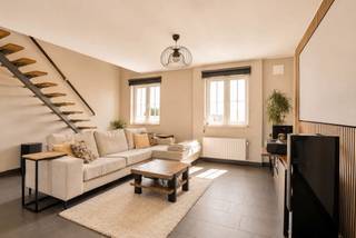 Ruim en energiezuinig appartement met echt (t)huisgevoel van maar liefst 141m² bewoonbare oppervlakte,4 slaapkamers, garage en zonneterras (34m²).
Op zoek naar ruimte, comfort en uitstekende ligging? Dan is dit verrassend ruime, energievriendelijk appartement precies wat u zoekt!
De vele én degelijk afgewerkte ramen zorgen voor een heerlijk, natuurlijke lichtinval,.
Dankzij de centrale ligging bevindt u zich op wandelafstand van het winkelcentrum, de sporthal ,scholen en uitvalsweg naar de autostrade.
Bovendien uitstekende bereikbaarheid van het openbare vervoer, met een treinstation vlakbij en een bushalte voor de deur.
Een ideale woonst voor wie van van ruimte, comfort en vlotte bereikbaarheid scholen, openbaar vervoer etc houdt.
Buitenkans en plan snel uw bezoek of bel voor info met uw makelaar, Yannick Martinet 011/76 76 76