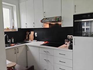Sfeervol gerenoveerd appartement met terras en parking!<br /><br />Aarschot is zo’n plek waar alles mooi in balans voelt: levendig, maar nooit te druk. Stedelijk, maar met voldoende ademruimte. Op wandelafstand van het centrum bevindt zich dit verzorgd appartementsgebouw waarin dit gerenoveerde appartement gelegen is. Een fijne combinatie van licht, privacy en hedendaags comfort.<br /><br />Het appartement werd volledig gerenoveerd in 2023 en voelt modern, fris en instapklaar aan. Via de inkomhal bereik je de ruime slaapkamer, een handige bergkast, een apart toilet, een praktische ingerichte badkamer met douche en de lichtrijke leefruimte. Vanuit deze leefruimte heb je toegang tot de ingerichte keuken én het aangename zuidgerichte terras. Hier geniet je van een mooi uitzicht op de kerk en van zonnige ochtenden met een kop koffie en een verse croissant.<br /><br />De keuken is praktisch ingericht en uitgerust met alle nodige comfort, waaronder een combi-oven, ingebouwde koelkast met diepvriesvak, keramische kookplaat, dampkap en ingebouwde vaatwasser.<br /><br />De slaapkamer ligt achteraan, wat zorgt voor extra rust en privacy. Daarnaast beschikt het appartement over een tweede kamer die perfect kan dienen als kinderkamer, dressing of extra bergruimte, afhankelijk van jouw wensen.<br /><br />Dankzij de renovatie in 2023 beschikt het appartement over conforme elektriciteit en een energiezuinig karakter. De ramen zijn vernieuwd in 2023 en ook voorzien van elektrische zonnewering buiten (met afstandsbediening). De verwarming is met een elektrische warmtepomp, ook te gebruiken als airco. Met een EPC-score van 145 kWh/m² behaalt het appartement dan ook een gunstig B-label. <br /><br />Verder zijn er nog een private kelderberging en een private autostaanplaats inbegrepen.<br /><br />Ben je op zoek naar een instapklaar appartement op een centrale ligging in Aarschot? Kom dan zeker zelf de sfeer en het comfort van dit appartement ontdekken.