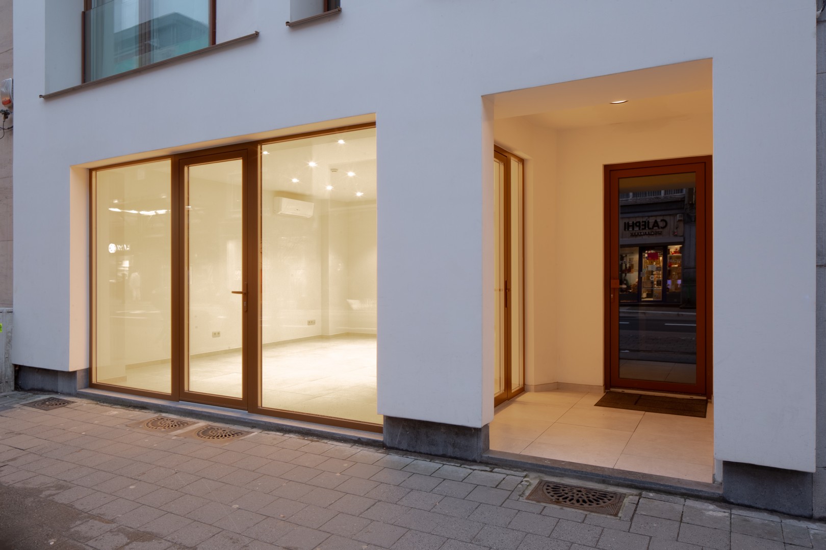 Gelijkvloerse handelsruimte op centrale ligging met uitzonderlijke visibiliteit - foto 1