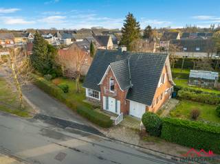 <p>BERLARE  Bergstraat<br />Karaktervol landhuis met potentieel op topligging</p><p>Bent u op zoek naar een woning met charme en mogelijkheden? Dit authentieke landhuis in Berlare beschikt over een stevige structuur (betonnen gewelf) en vormt de ideale basis voor wie een eigentijdse woning wil met behoud van karakter.</p><p>De woning biedt momenteel twee slaapkamers, met de mogelijkheid tot het inrichten van een derde. De inpandige garage kan eenvoudig worden omgevormd tot extra leefruimte, terwijl de buitenruimte mogelijkheden biedt voor het bouwen van een volwaardige garage. Dankzij de overvloedige lichtinval en reeds deels vernieuwde ramen en voordeur is een mooie start alvast gemaakt.</p><p>Hoewel verdere renovatie nodig is, voornamelijk op vlak van energieprestaties, beschikt dit pand over sterke fundamenten en een doordachte indeling.</p><p><br />Gelegen op wandelafstand van de natuurgebieden “Konijnenberg” en “Paardenweide”, geniet u hier van rust en groen. De dreef met platanen richting het Heidekasteel onderstreept het unieke, landelijke karakter van deze eigendom.<br />De ruimte voor de woning wordt op korte termijn een parkje en deze weg ervoor verdwijnt!</p><p>Een ideale opportuniteit voor wie ruimte, charme en toekomstvisie wil combineren.</p><p>Afspraak via Dries@immosafe.be</p>