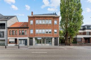 <p><span>Instapklaar duplex appartement te huur in hartje Mol.</span></p><p><span> </span></p><p><span>In het centrum van Mol, aan de Rozenberg, bieden we dit volledig gerenoveerde duplex appartement met 3 slaapkamers en 2 badkamers aan de achterkant van het gebouw op de eerste verdieping aan. </span></p><p><span>Het appartement combineert modern comfort met een lichtrijke en ruime indeling  ideaal voor wie een eigentijdse en praktische woonplek zoekt op wandelafstand van winkels, horeca en openbaar vervoer.</span></p><p><span> </span></p><p><span>De leefruimte is royaal en baadt in natuurlijk licht. </span></p><p><span>De semi-open keuken sluit hier mooi op aan en vormt het kloppend hart van de woning, perfect voor wie graag gezellig kookt en samen tafelt. Vanuit de woonkamer heb je rechtstreeks toegang tot het gezellige terras, waar je kan genieten van rust in het centrum.</span></p><p><span> </span></p><p><span>Op de bovenverdieping bevinden zich drie slaapkamers, waarvan één met lavabo en ligbad. </span></p><p><span>Daarnaast is er een aparte badkamer met lavabo en douche en een ruime nachthal, ideaal om extra kasten te plaatsen.</span></p><p><span> </span></p><p><span>Kortom: een instapklaar, energiezuinig en ruim duplex appartement in het centrum van Mol, waar comfort, licht en bereikbaarheid hand in hand gaan.</span></p><p><span> </span></p><p><span>Verder is er een gezamenlijke fietsenstalling voorzien, geniet het appartement van een zeer gunstige EPC-waarde, en zijn er geen gemeenschappelijke kosten.</span></p><p><span> </span></p>