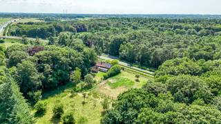 Stap binnen in een oase van rust, omringd door natuur, waar comfort en charme hand in hand gaan. Deze prachtige woning ligt op een uitgestrekt...
