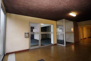 Kantoorruimte te huur in centrum Genk, het pand is gelegen op de hoek van de Dieplaan en de Eindgracht, tegenover het gemeentehuis.<br />Door zijn locatie en de uitstekende bereikbaarheid via zowel de wagen als via openbaar vervoer is dit een uitermate geschikt pand voor allerhande invullingen.<br /><br />De huidige indeling van het pand bestaat uit een kantoorruimte met een oppervlakte van 54,7m² met etalage aan de kant van de Eindgracht en een achterliggend lokaal/magazijn met een oppervlakte van 16,8 m².<br /><br />De kantoorruimte kan apart gehuurd worden voor 500€ per maand, het achterliggende lokaal kan hierbij gehuurd worden voor 75€ per maand. (opgelet, het achterliggende lokaal is niet apart te huur)<br />Het voorschot op de algemene onkosten bedraagt 53,42€ per maand.<br /><br />Het pand is onmiddellijk beschikbaar, voor bijkomende inlichtingen of een bezoek ter plekke kan u ons steeds contacteren.<br /><br />EPC F.