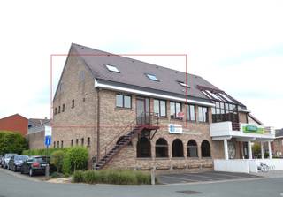 Ruim en gunstig gelegen appartement nabij de dorpskern van Bonheiden met winkels, scholen en andere voorzieningen in de buurt.<br />Bovendien ben je met de fiets snel in het levendige Mechelen.<br /><br />Indeling:<br /><strong>Aparte inkomhal</strong><br /><strong>Eet- en Zitruimte:</strong> open, licht en ruim.<br /><strong>Volledig geïnstalleerde keuken</strong> voorzien van moderne apparatuur.<br /><strong>Badkamer</strong> met dubbele lavabo en een ligbad.<br /><strong>Drie ruime slaapkamers</strong><br /><strong>Parkeerplaats </strong>naast het pand, zodat je altijd een plekje hebt voor je auto.<br /><strong>Berging </strong>met aansluiting voor een wasmachine en droogkast.<br /><strong>Apart gastentoilet<br />Terras</strong><br /><br />Provisie kosten voor privé verwarming: 90 euro/maand<br />Het pand is beschikbaar vanaf 01/01/2027.<br /><br />Voor meer info of een bezoek via info@immovos.be of 0473 41 15 16.