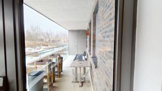 <span>Modern appartement gelegen in een rustige woonwijk, met groenvoorziening, in de buurt van winkels, scholen en openbaar vervoer. Het appartement is gelegen op wandelafstand van het centrum van Wijnegem.</span><br /><br /><span>We betreden het appartement op de eerste verdieping via de ruime inkomhal op tegels. Dit appartement telt een apart toilet met handenwasser, een ruime slaapkamer (dewelke orginieel 2 slaapkamers waren), badkamer met dubbele lavabo, inloopdouche en een ruime berging met aansluiting voor wasmachine en droogkast, een ruime leefruimte met aansluitend een open keuken voorzien van alle hedendaags comfort en uitgerust met oa. een combi oven, stoomoven, vaatwasmachine etc. Aansluitend aan de leefruimte bevindt zich een royaal terras dat uitkijkt op het groen. <br /><br /></span>Tevens is er de mogelijkheid om een extra slaapkamer te creeëren indien gewenst. Er kan een deel van de leefruimte benut worden hiervoor of de slaapkamer kan in 2 opgedeeld worden. <br /><br /><span>Autostaanplaats voor 2 wagens in cascade met nummers 31 en 46 verplicht mee te huren aan 100 EUR/ maand. </span>