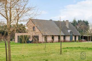 Welkom in deze unieke eigendom op een royaal perceel van maar liefst 6.339m².Hier geniet je van een zee aan ruimte, rust en privacy, omringd door...