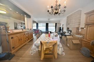 <p>Dit appartement is gelegen in het centrum van Boom op eerste verdieping. Het appartement beschikt over een ruime woonkamer met open keuken, een badkamer, een apart toilet en 2 slaapkamers. Waarvan een slaapkamer beschikt over een terras. In de kelderruimte is er nog nog een kleine privé berging. <br />Dit appartement bevindt zich op wandelafstand van scholen, winkels en het openbaar vervoer. Het appartement beschikt over een lift. </p><p>100 euro forfaitaire kost per maand.</p>