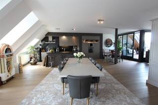 Altijd willen genieten van het prachtige Mechelen en wonen op een buitengewone locatie?Deze prachtige duplex loft te huur in Mechelen is zeer stijlvol ingericht met authentieke elementen en afgewerkt met kwaliteitsvolle materialen.Indeling:Gelegen op de 3de verdieping:- mooie leefruimte met parket en gashaard- luxe keuken met alle voorzieningen en ingebouwde Tv- aansluitende ruim privé terras van 30m² groot- apart toilet- bergruimte met alle voorzieningen voor was en droogkastvia de open trap kom je op de bovenste verdieping- 3 slaapkamers, waarvan 1 masterbedroom met terras- ruime badkamer in Engelse stijl met losstaand bad en aparte douche- maandelijkse gemeenschappelijke kosten zijn € 250 (provisie)Wat een luxe en dit op een toplocatie met zicht op de Sint-Romboutstoren!In 2018 werd een airco geplaatst in de leefruimte en de masterbedroom.Het gebouw is voorzien van een lift en 2 traphalen.Bij de huurprijs is een openstaanplaats voorzien in de garage van dit gebouw. Deze is toegankelijk met een badge systeem. De binnentuin is een oase van rust.Wil je een bezoek inplannen en dit gezellig appartement zelf ontdekken? Aarzel dan niet om een bezoekaanvraag in te dienen via Dewaele.com via de daar voorziene rode balk.