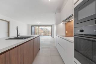 Nieuwbouwappartement met één slaapkamer, terras en ondergrondse autostaanplaats te koop in Zulte.<br /><br />Residentie Strohalm is een prestigieus nieuwbouwproject op een uitmuntende, centrale ligging in Zulte. Vanuit deze locatie geniet u van een vlotte verbinding naar Deinze, Waregem en het op- en afrittencomplex van de E17 in Kruisem. De groene tuin rondom het project zorgt dan weer voor de nodige rust.<br /><br />Verder beschikt de residentie over ondergrondse parkeerplaatsen, aparte bergingen, een ruime gemeenschappelijke tuin en bezoekersparking. Alle nodige faciliteiten, zoals winkels, scholen en openbaar vervoer, bevinden zich op wandelafstand, wat het wooncomfort nog verder verhoogt.<br /><br />Dit appartement van 91,58 m² bevindt zich op het eerste verdiep en beschikt over een terras aan de zijkant van het gebouw. De indeling is doordacht en praktisch, met een kwalitatieve afwerking en moderne technieken.<br /><br />Indeling:<br />- Lichtrijke leefruimte met toegang tot het terras<br />- Volledig uitgeruste keuken met kookeiland<br />- Berging voor extra opbergruimte<br />- Apart gastentoilet<br />- Badkamer met dubbele lavabo en inloopdouche<br />- Volwaardige slaapkamer<br />- Dressing<br /><br />Voorzieningen:<br />- Geothermische warmtepomp met een interne boiler van 180 liter<br />- Vloerverwarming voor optimaal comfort<br />- Ventilatiesysteem type D voor een gezond binnenklimaat<br />- Videofonie voor extra veiligheid<br /><br />Ondergrondse parkeerplaatsen en bergingen dienen mee aangekocht te worden bij het appartement.<br /><br />E-peil: maximaal 25, S-peil: maximaal 28. <br /><br />In deze residentie zijn in totaal nog 3 appartementen beschikbaar, met oppervlaktes tussen 92 m² en 116 m². De appartementen beschikken over 1 of 2 slaapkamers.<br /><br />Prijzen:<br />- Appartementen (exclusief kosten): tussen €315.421 en €412.976<br />- Ondergrondse parkeerplaatsen (exclusief kosten): tussen €20.000 en €23.000<br />- Ondergrondse bergingen (exclusief kosten): tussen €5.293 en €10.397<br /><br />Wenst u meer informatie of een bezoek ter plaatse? Neem gerust contact met ons op en ontdek zelf de troeven van Residentie Strohalm!