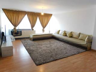 Dit comfortabel appartement is gelegen in de Abelenstraat nummer 7 bus 8, vlakbij zowel het centrum van Hasselt als de autosnelwegen. Het appartement is gelegen op de vierde verdieping en is bereikbaar per lift en trap. 

We komen binnen in de inkomhal die toegang geeft tot de keuken en de leefruimte. De keuken is uitgerust met een kookvuur, dampkap en spoelbak. De leef- en eetruimte biedt voldoende plaats voor een gezellige zithoek en eetkamer, perfect om gasten te ontvangen of om tot rust te komen. Via het schuifraam in de lichtrijke leefruimte heeft u toegang tot het voorgelegen terras. 

De nachthal, met inbouwkast, geeft toegang tot drie slaapkamers, een apart toilet en de badkamer met lavabomeubel, ligbad met douchefunctie en aansluiting voor wasmachine. De slaapkamers zijn voorzien van een laminaatvloer. Bij dit appartement hoort eveneens een extra berging, gelegen op het gelijkvloerse verdiep en een aparte garagebox in de kelderverdieping. Fietsen kunnen geplaatst worden in de gemeenschappelijke fietsenstalling. 

Alle ramen zijn recent vervangen naar pvc ramen met dubbele beglazing en vliegenramen (deze werken zijn uitgevoerd na opmaak van het EPC-attest). Verwarming op aardgas. 

Bent u op zoek naar een goed gelegen appartement dat u nog volledig naar uw eigen smaak kan opfrissen of naar een interessante investeringskans? Dan is een bezoek zeker de moeite waard. Contacteer ons voor een bezichtiging ter plaatse via 011 233 044. 